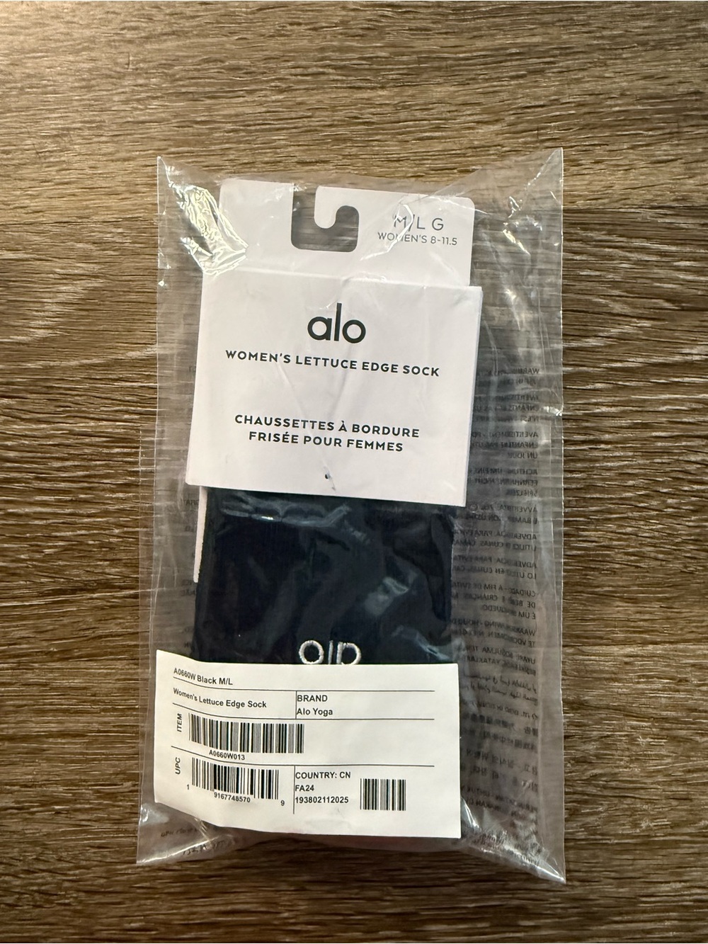 NWT Alo Yoga Women’s Lettuce Edge Sock Black - Picture 3 of 6